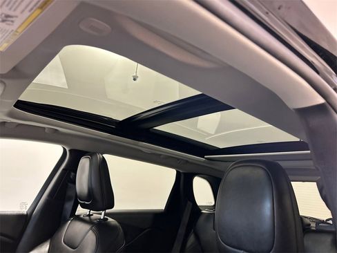 Used 2022 Jeep Cherokee Latitude w/ Sun & Sound Group image 27