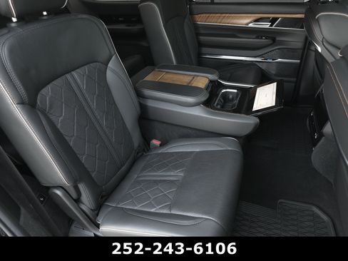 Used 2023 Jeep Grand Wagoneer Series III AWD/4WD image 51