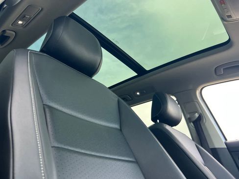 Used 2021 Volkswagen Tiguan SE w/ Panoramic Sunroof Package image 19