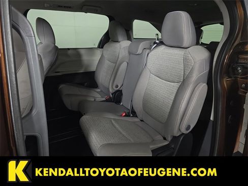 Used 2023 Toyota Sienna LE image 17