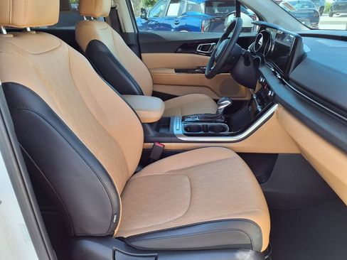 Used 2024 Kia Carnival EX FWD image 13