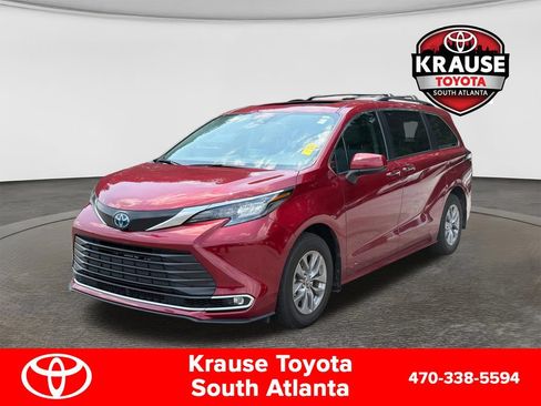 Used 2024 Toyota Sienna XLE FWD image 3