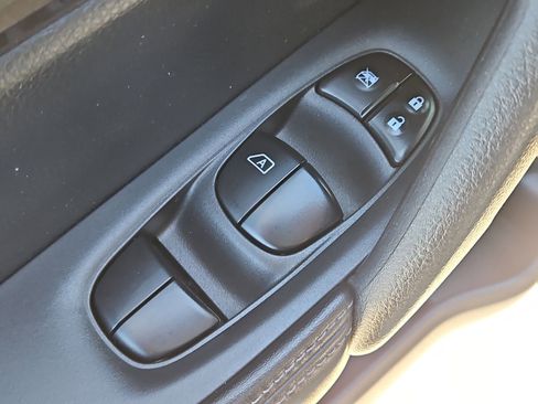 Used 2018 Nissan Rogue SV image 24