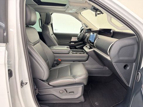 Used 2025 Ford Expedition Active image 29