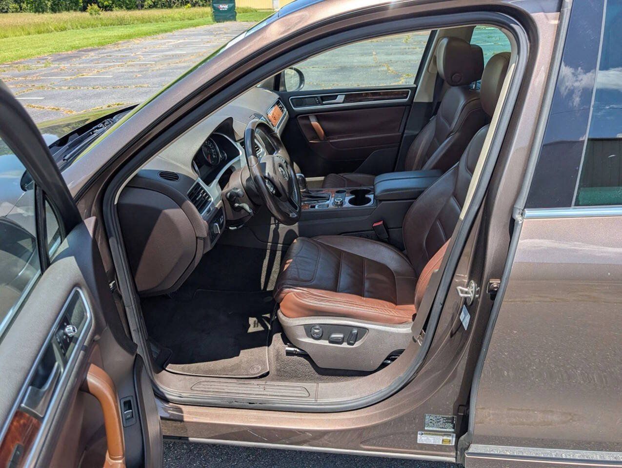 Used 2011 Volkswagen Touareg TDI AWD/4WD image 28
