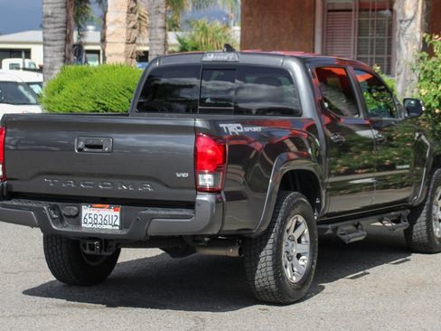 Used 2019 Toyota Tacoma TRD Sport image 9