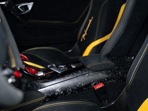 Used 2018 Lamborghini Huracan Performante AWD/4WD image 19