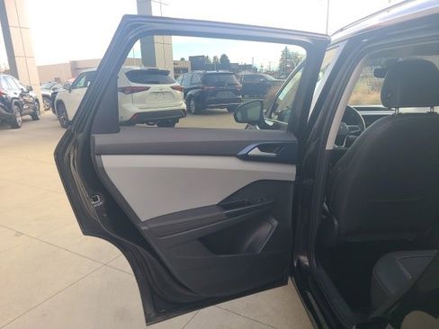 Used 2024 Volkswagen Taos SE w/ Panoramic Sunroof Package image 14