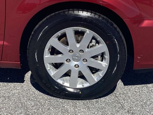 Used 2014 Chrysler Town & Country Touring image 10