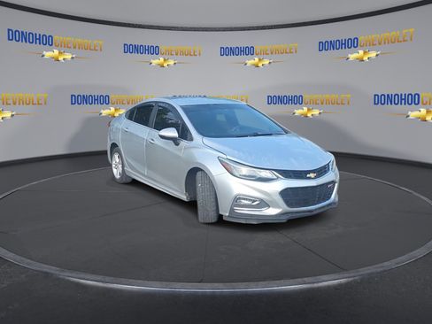 Used 2018 Chevrolet Cruze LT w/ Convenience Package FWD image 5