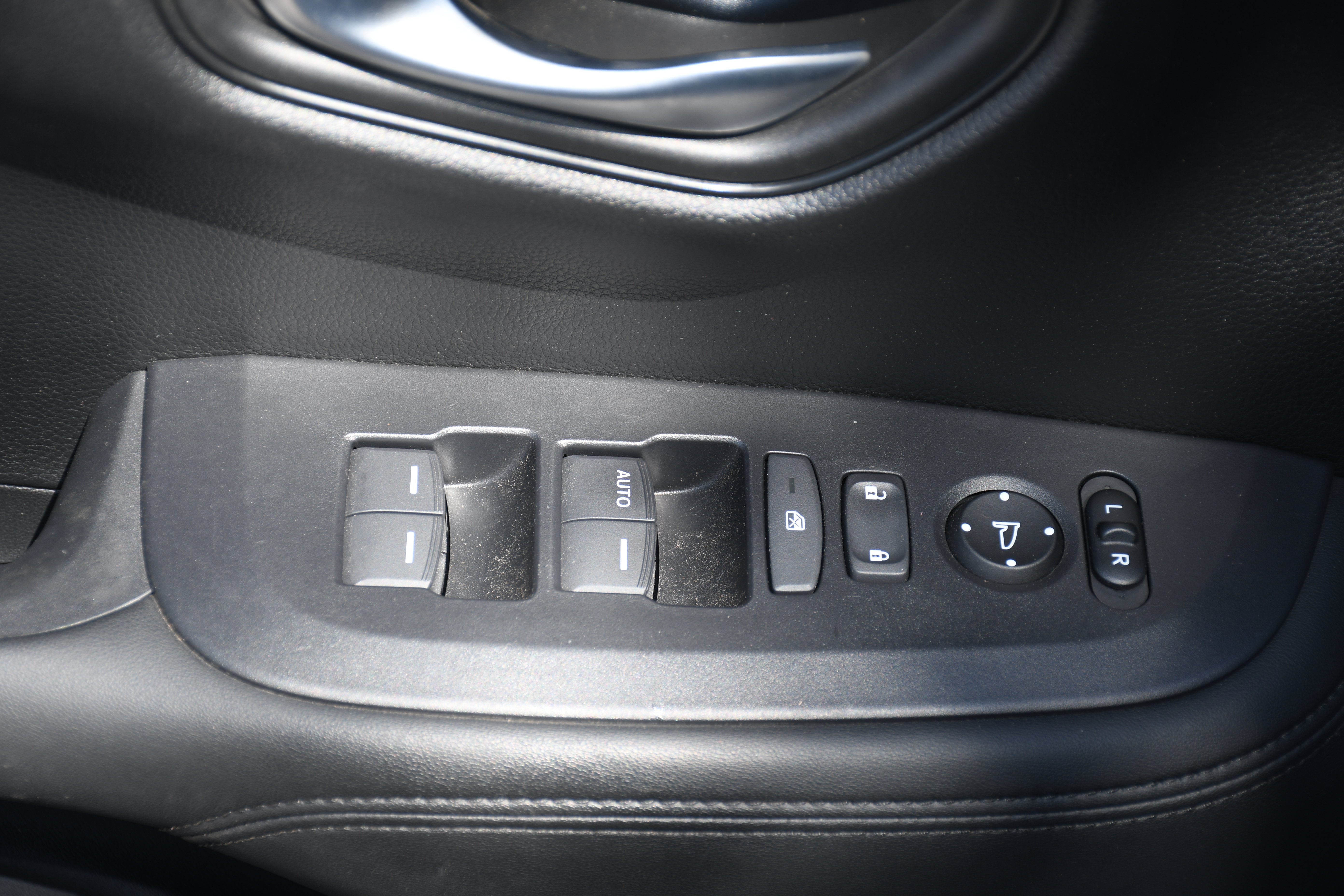 Used 2025 Honda HR-V LX image 10