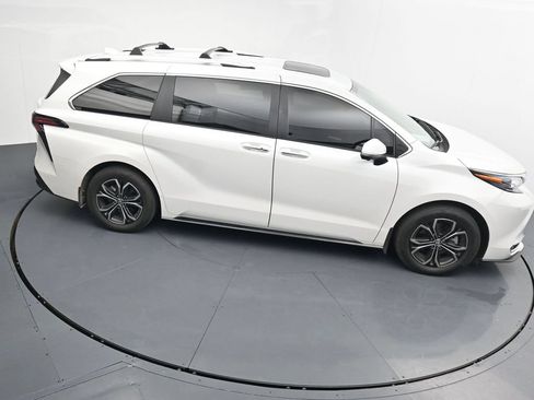 Used 2025 Toyota Sienna Platinum AWD/4WD image 17
