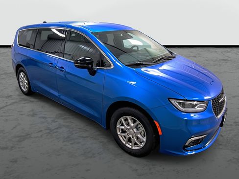 New 2026 Chrysler Pacifica Select image 5