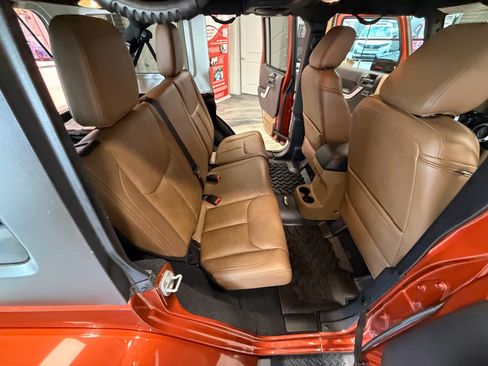 Used 2014 Jeep Wrangler Unlimited Sahara w/ Dual Top Group AWD/4WD image 41