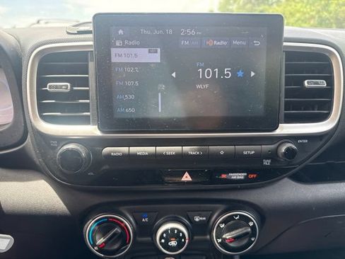 Used 2023 Hyundai Venue SE FWD image 16