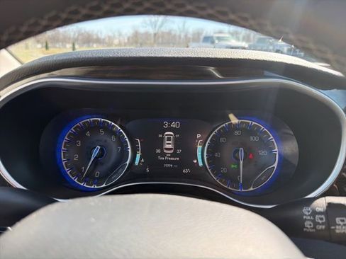 Used 2023 Chrysler Pacifica Limited image 51