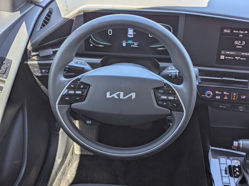 Used 2024 Kia Niro LX image 16