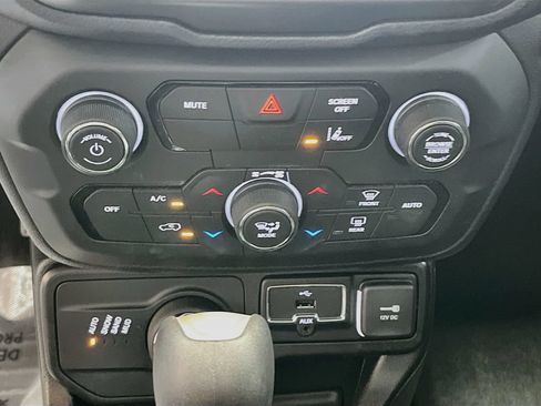 Used 2023 Jeep Renegade Altitude w/ Sun/Sound Group AWD/4WD image 16
