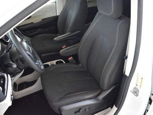 Used 2022 Chrysler Voyager LX FWD image 18