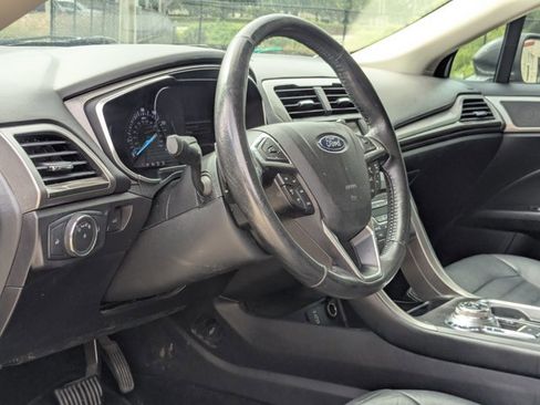 Used 2018 Ford Fusion SE w/ Fusion SE Technology Package image 2