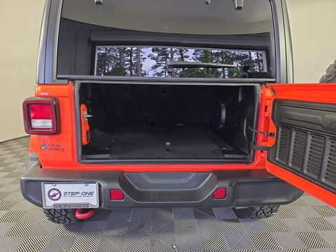 Used 2018 Jeep Wrangler Unlimited Rubicon w/ Dual Top Group AWD/4WD image 29