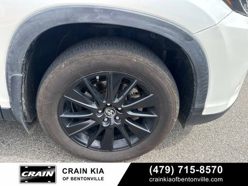 Used 2019 Toyota Highlander SE FWD image 8