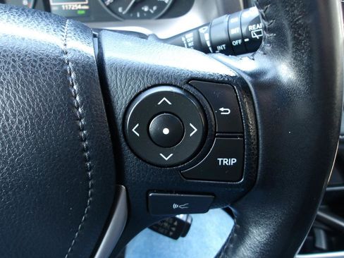 Used 2018 Toyota RAV4 XLE AWD/4WD image 17