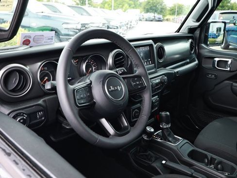 Used 2023 Jeep Gladiator Sport AWD/4WD image 23