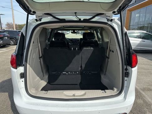 Used 2020 Chrysler Pacifica Limited FWD image 12