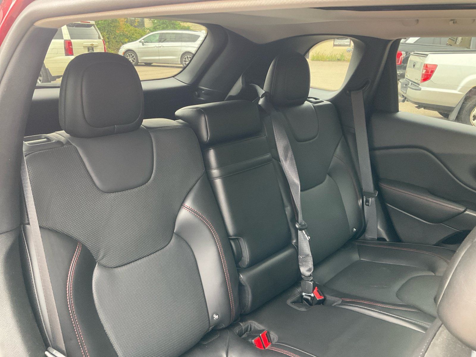 Used 2019 Jeep Cherokee Trailhawk AWD/4WD image 19