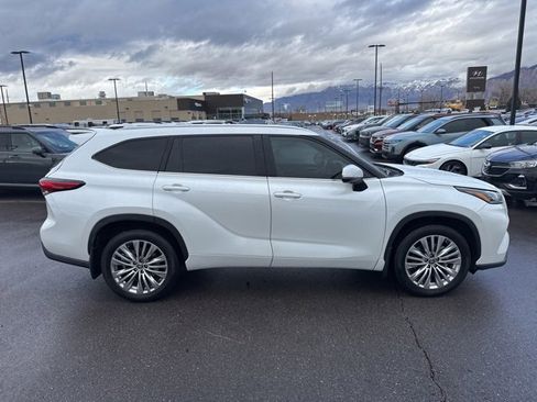 Used 2023 Toyota Highlander Platinum image 4