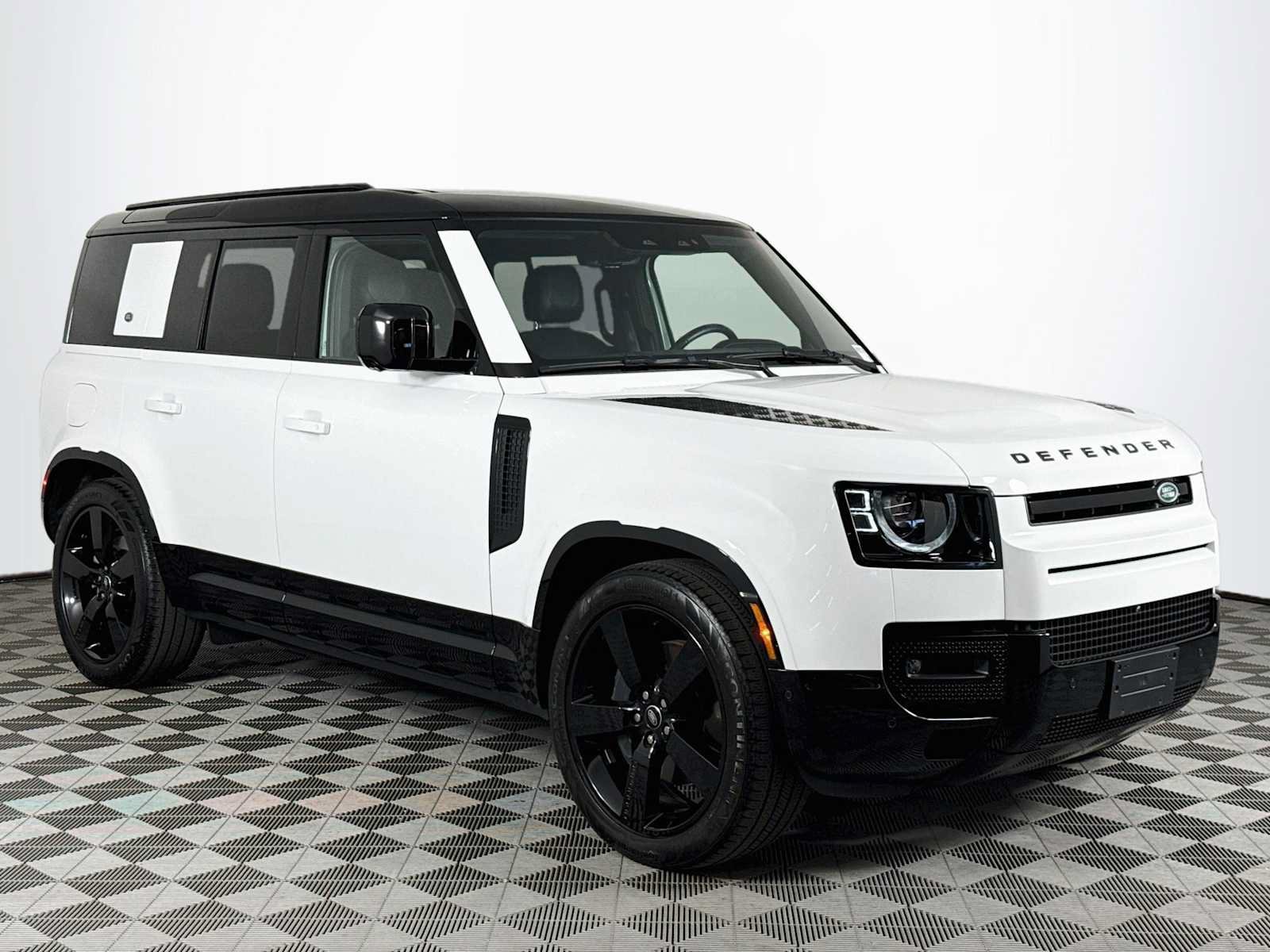 Used 2024 Land Rover Defender 110 X-Dynamic SE AWD/4WD image 3