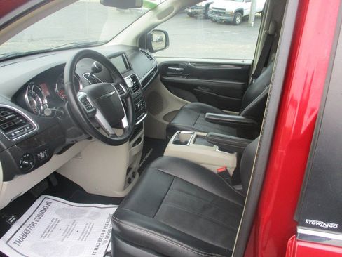 Used 2013 Chrysler Town & Country Touring FWD image 8