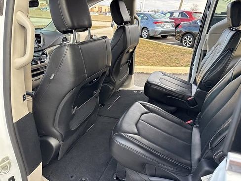 Used 2024 Chrysler Pacifica Touring-L image 11