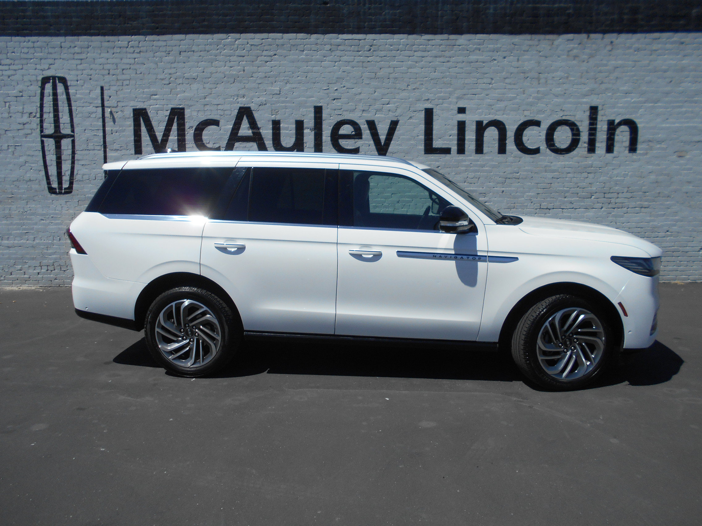 Certified 2025 Lincoln Navigator Reserve AWD/4WD image 1