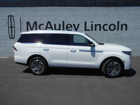 Certified 2025 Lincoln Navigator Reserve AWD/4WD image 1