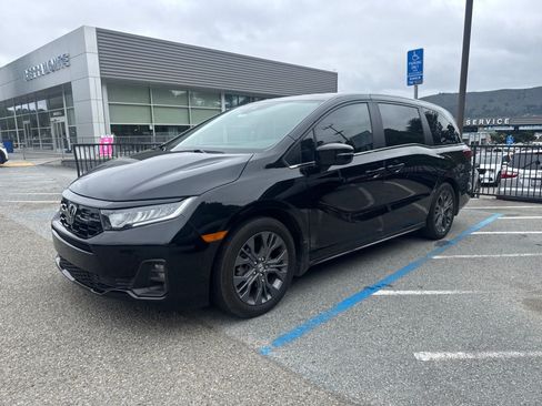 Used 2025 Honda Odyssey Touring image 3