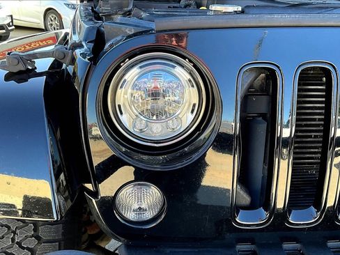 Used 2018 Jeep Wrangler Unlimited Sahara image 29