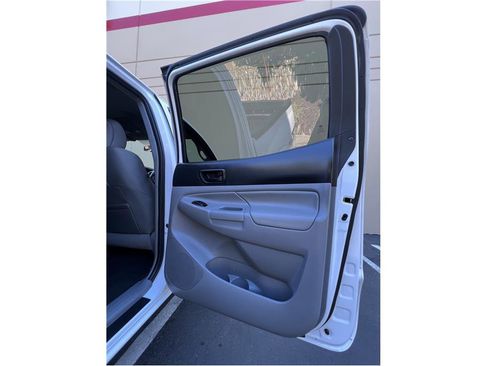 Used 2015 Toyota Tacoma PreRunner image 34