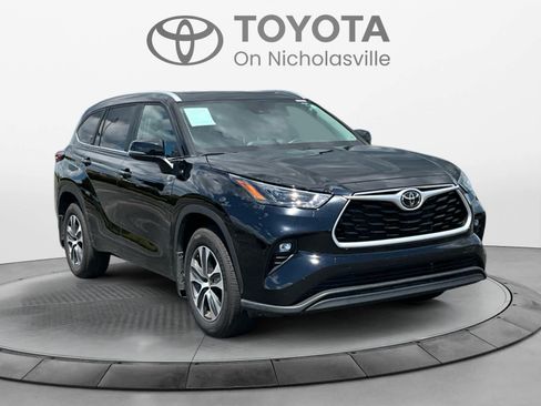 Used 2024 Toyota Highlander XLE AWD/4WD image 3