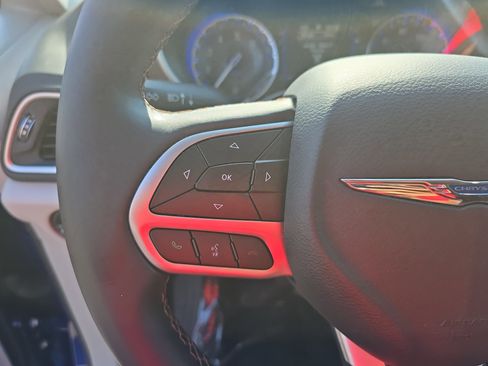 Used 2018 Chrysler Pacifica Touring-L image 18