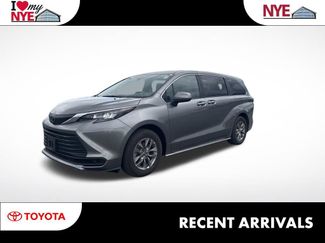 Used 2026 Toyota Sienna LE AWD/4WD video 1