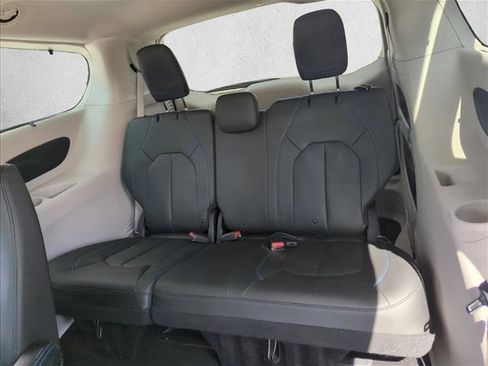 Used 2021 Chrysler Pacifica Touring-L image 15