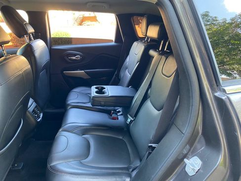 Used 2018 Jeep Cherokee Limited FWD image 43