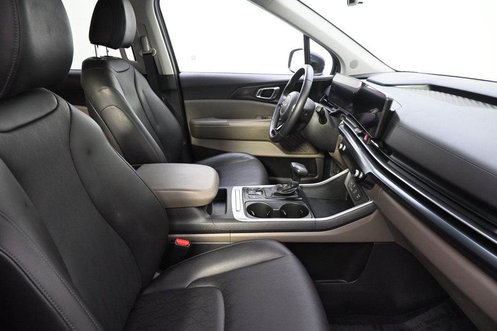 Used 2025 Kia Carnival FWD image 16