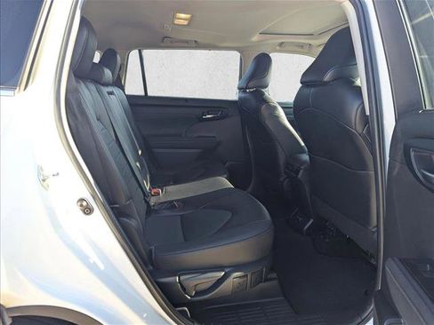 Used 2022 Toyota Highlander XLE image 19