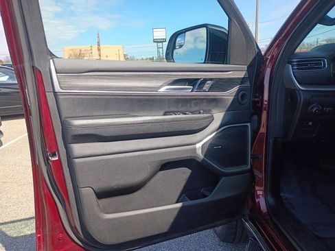 Used 2024 Jeep Wagoneer Series III AWD/4WD image 14