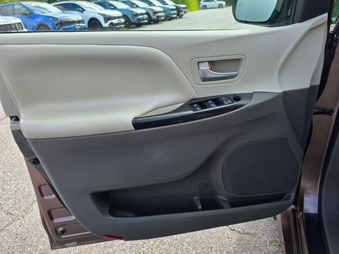 Used 2018 Toyota Sienna LE AWD/4WD image 24