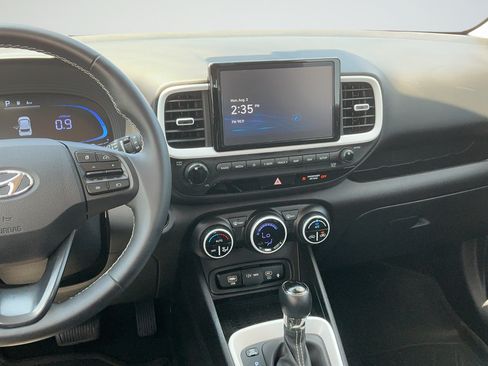 Used 2024 Hyundai Venue Limited FWD image 8