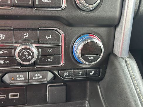 Used 2024 GMC Yukon SLT image 31